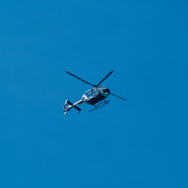 Hélicoptère en vol illustrant les activités de maintenance aéronautique de Sabena technics