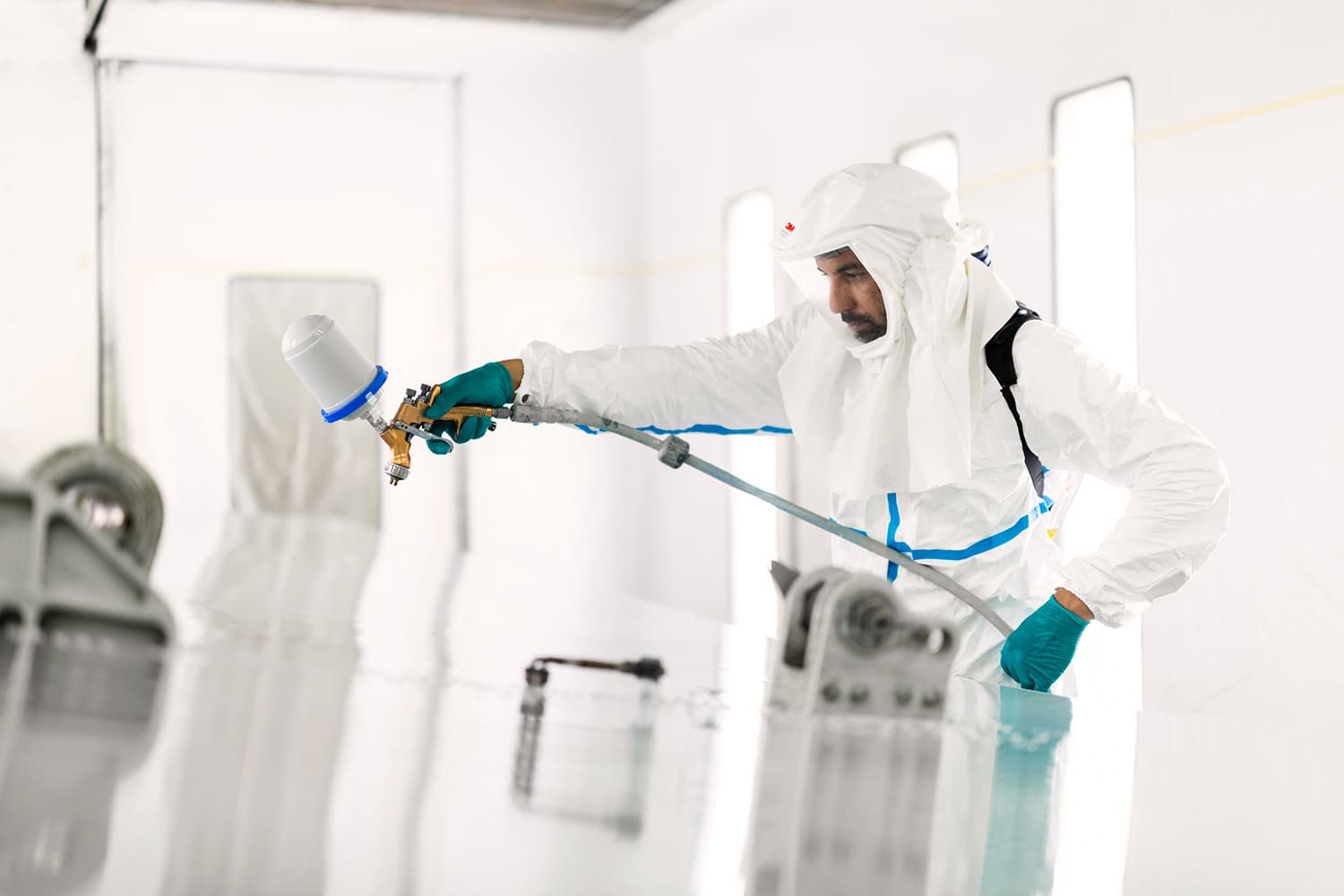 Technicien Sabena technics réalisant la peinture d’un avion dans un environnement de travail spécialisé et stimulant