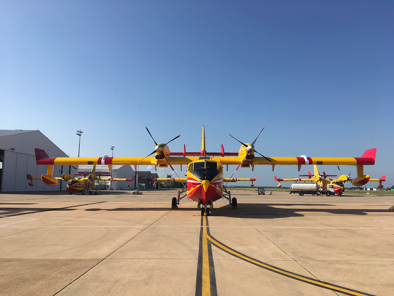 Rangée de Canadair CL-415 de la Sécurité civile sur la base de Nîmes-Garons