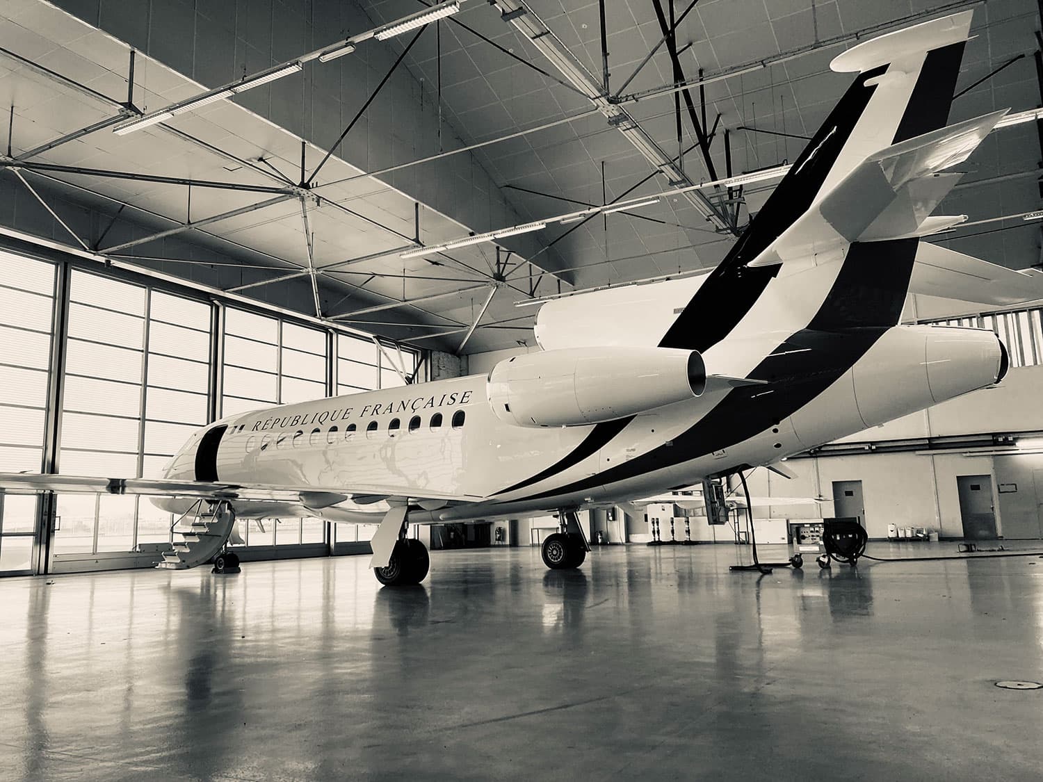 Falcon de la République française stationné dans un hangar, maintenance par Sabena technics