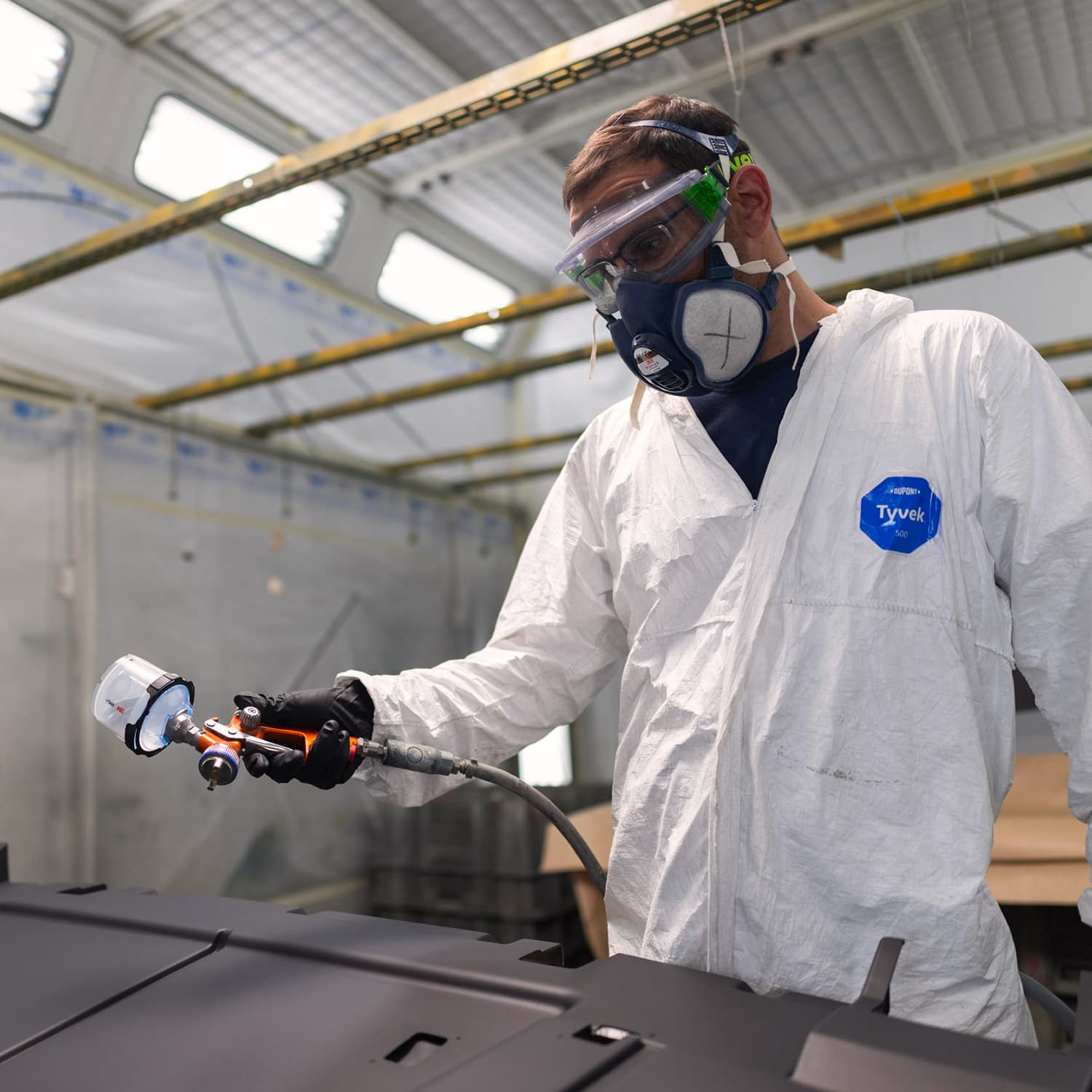 Peintre aéronautique en cabine de peinture