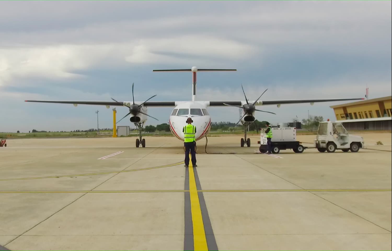 Avion Dash-8 Q400 de la Sécurité civile au sol, prêt pour sa mission