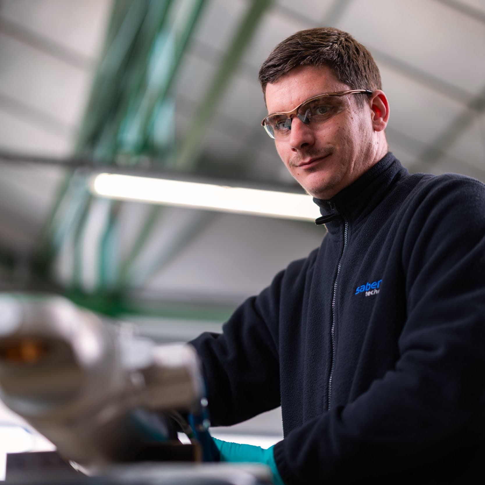 Mécanicien hydraulique en plein travail dans un atelier aéronautique