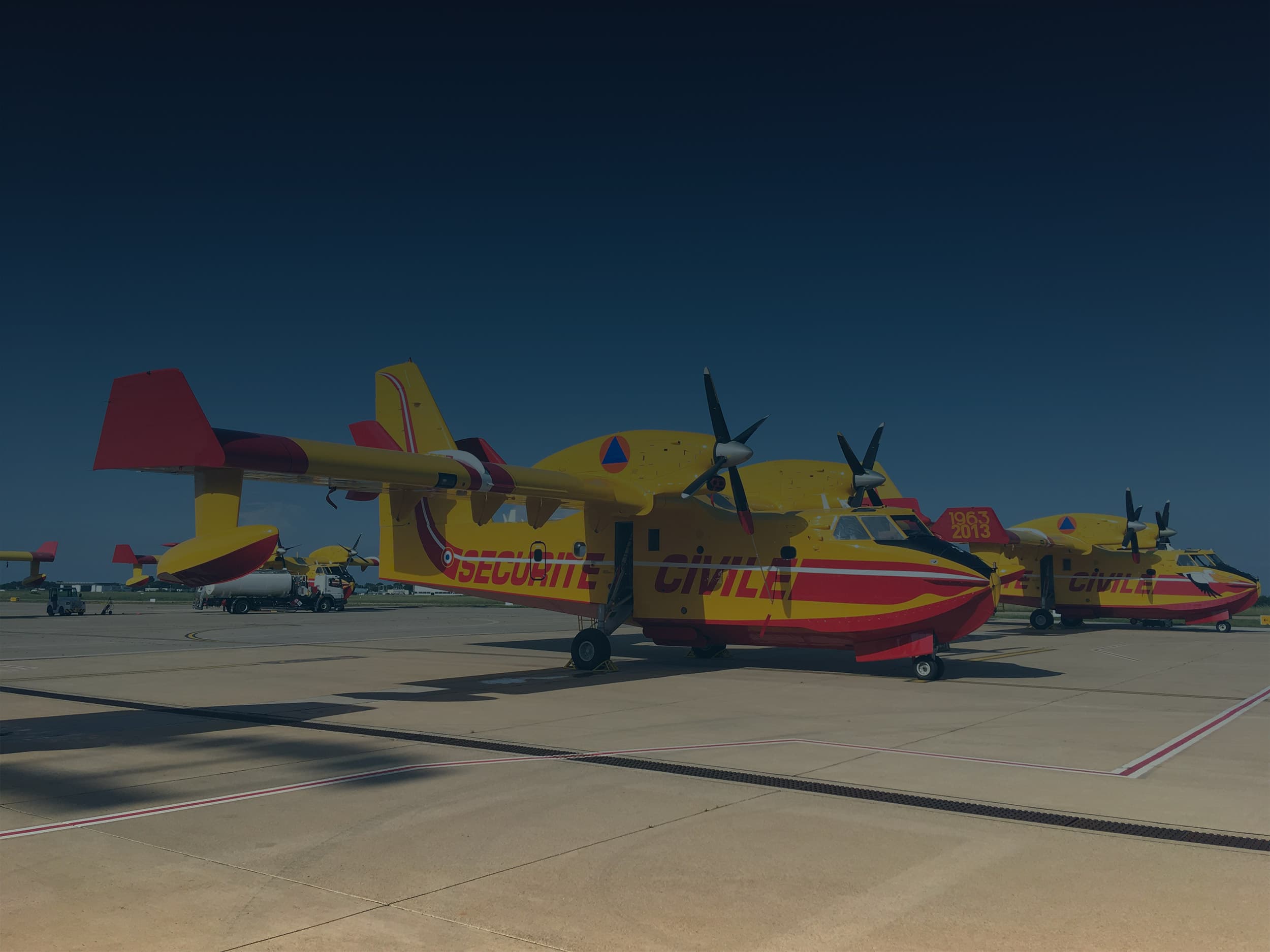 Avions Canadair de la Sécurité civile française sur le tarmac, dans le cadre d’un projet de maintenance réalisé par Sabena technics